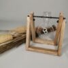 Petit vase sur pied en bois