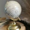 Globe terrestre sur socle doré