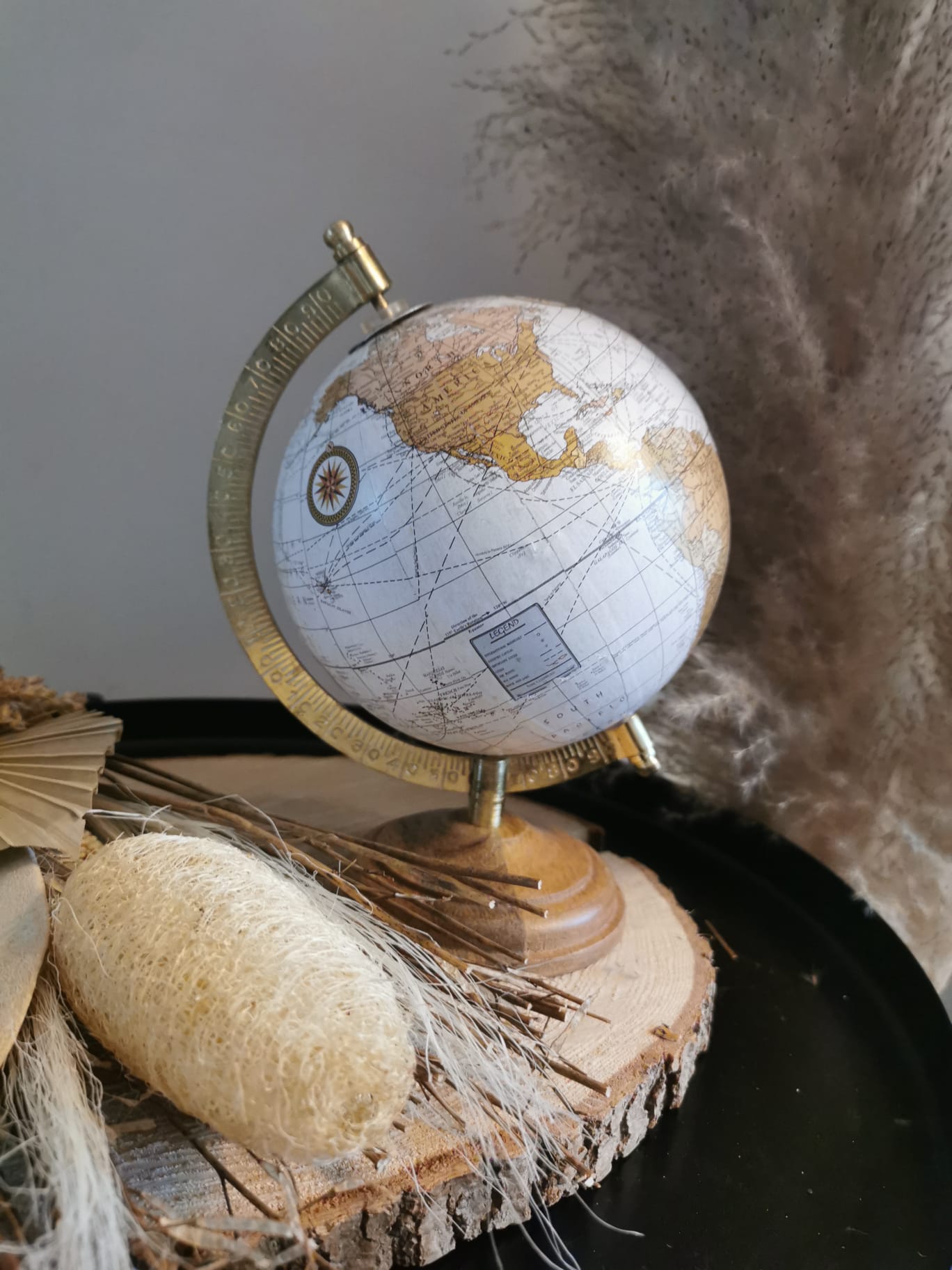 Globe terrestre sur socle en bois