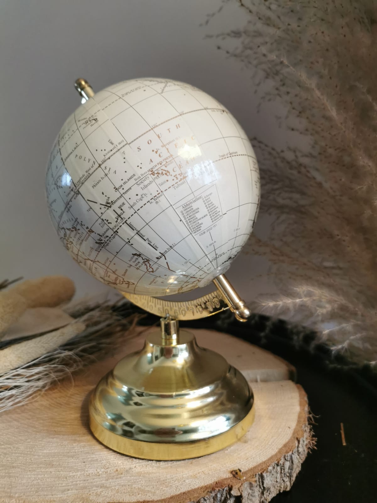 Globe terrestre sur socle doré